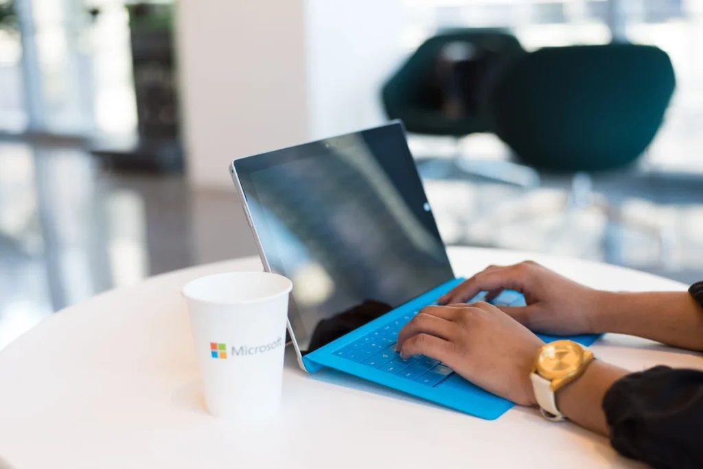 Diagram illustrating core Microsoft Azure cloud concepts and services